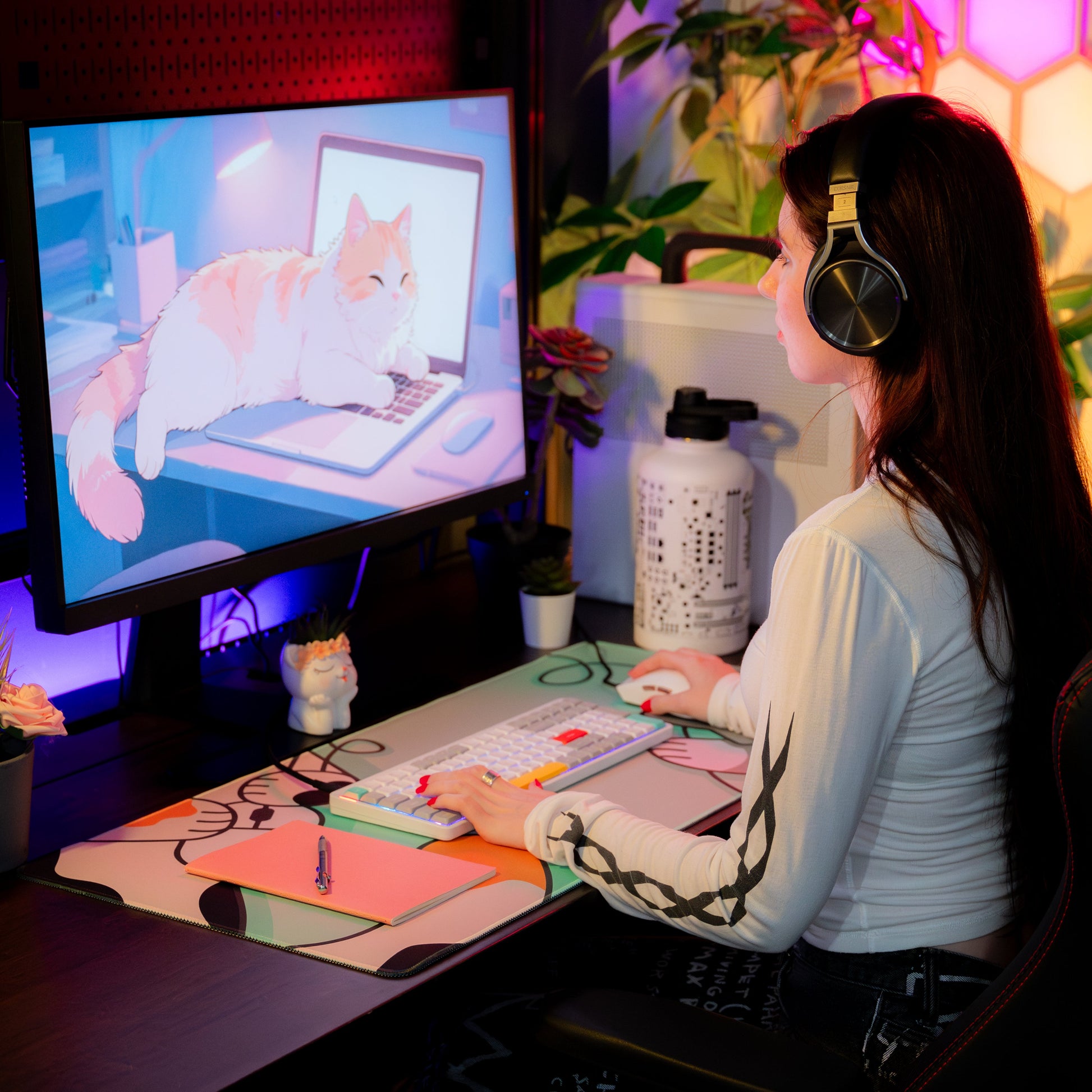 Model: Tatjana, Product: Linus Cat Tips Desk Pad (Aqua)