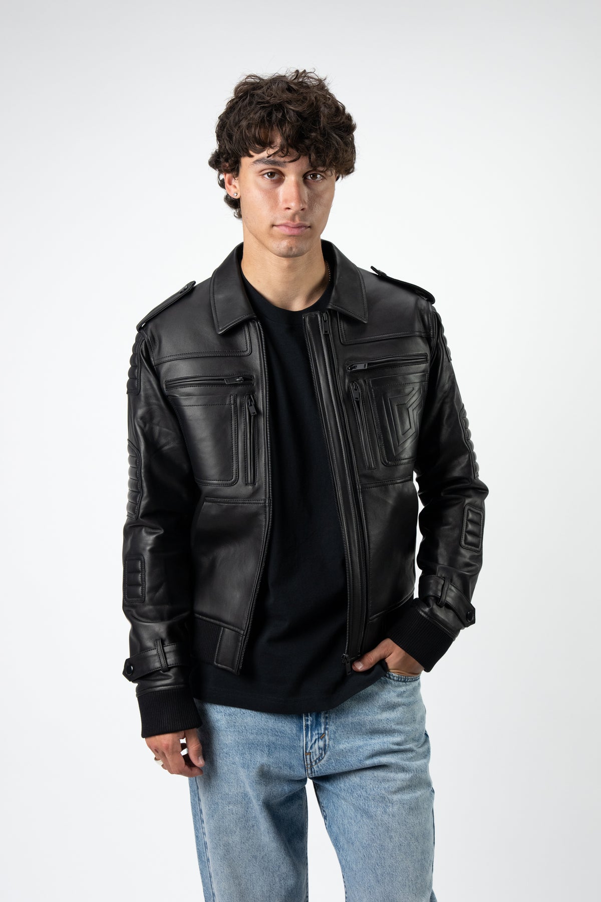 Model: Mateo, Size: Medium, Height: 6'1½"
