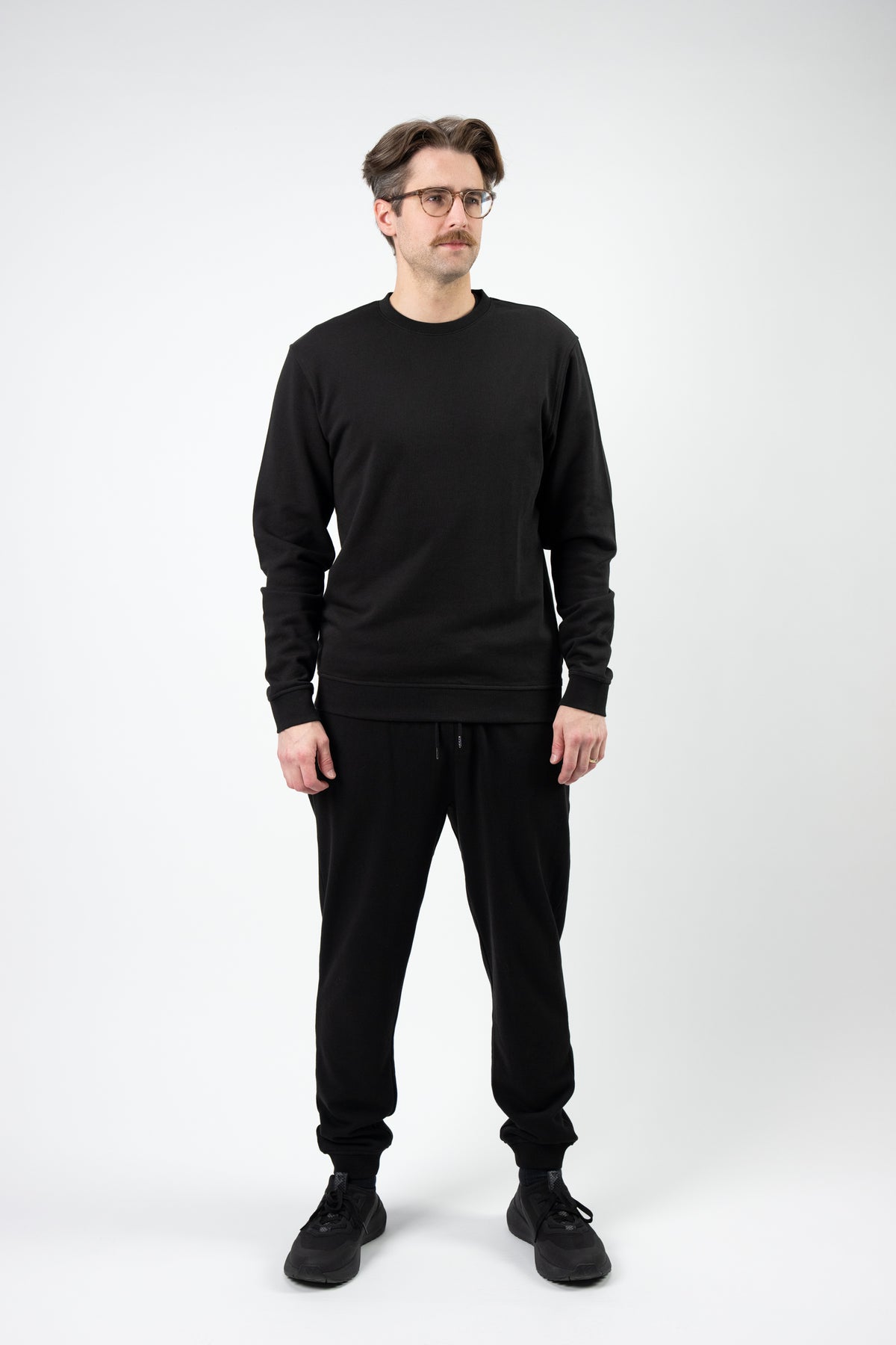 Model: Riley, Size: Medium, Height: 6’1”/185cm #color_black