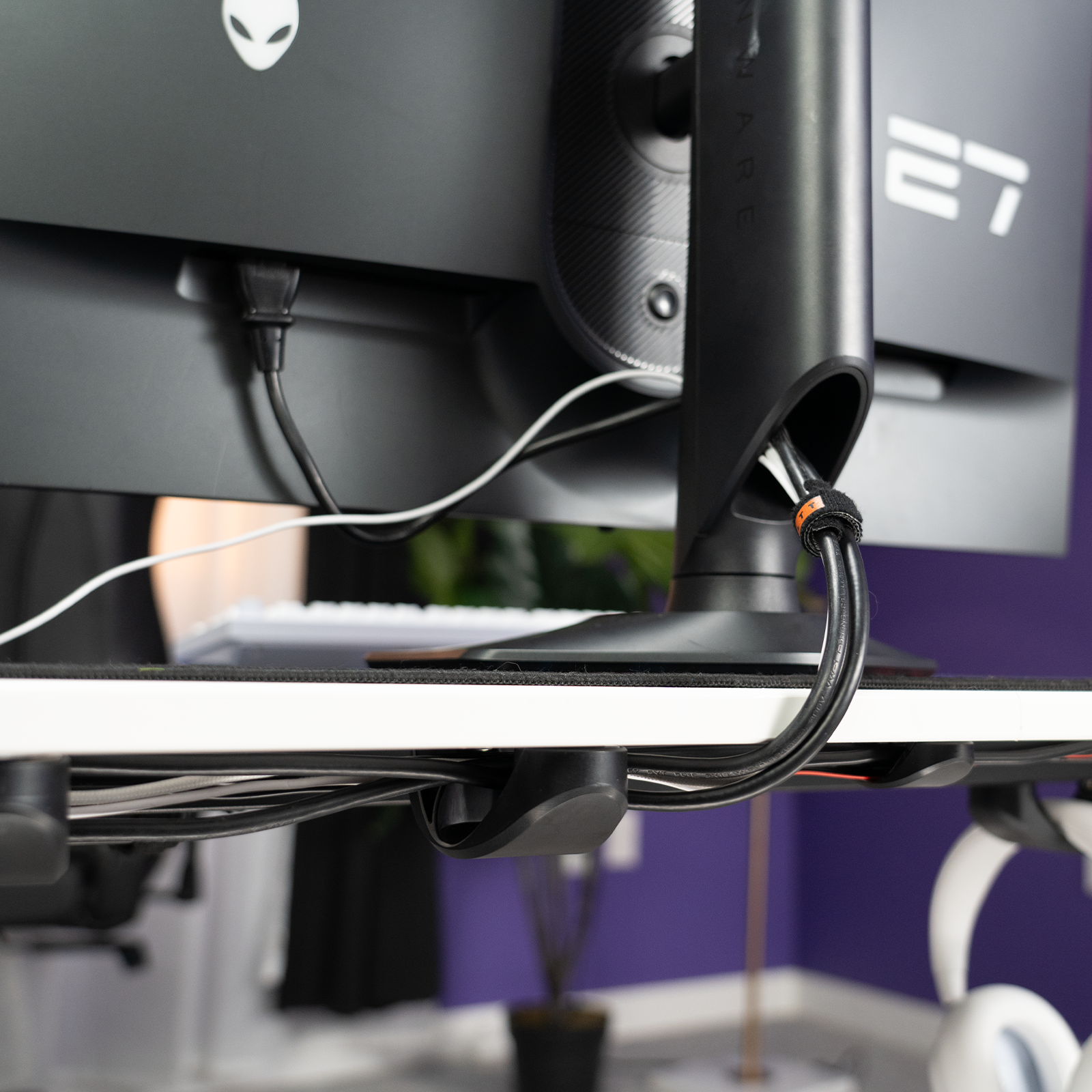 Magnetic Cable Management - Arch Desk Solution