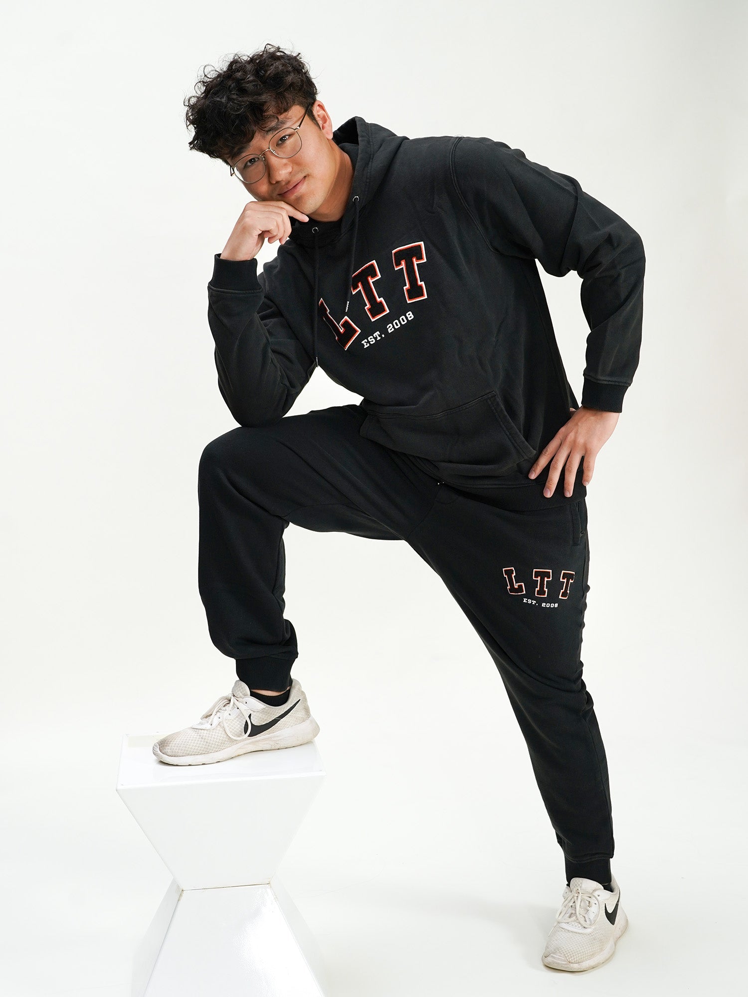 Model: Oliver, Size: Large, Height: 5’10”/178cm